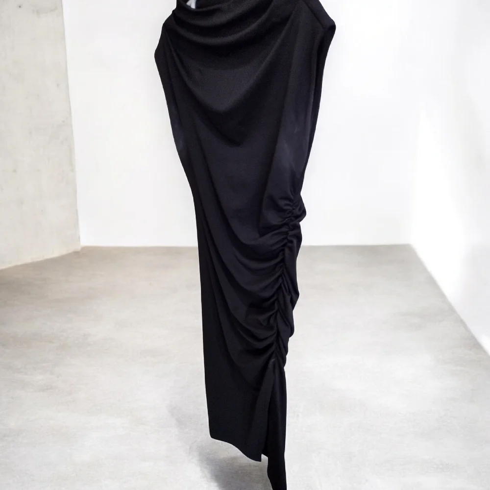 Elegant Black Sleeveless Dress - Picture 4 of 5
